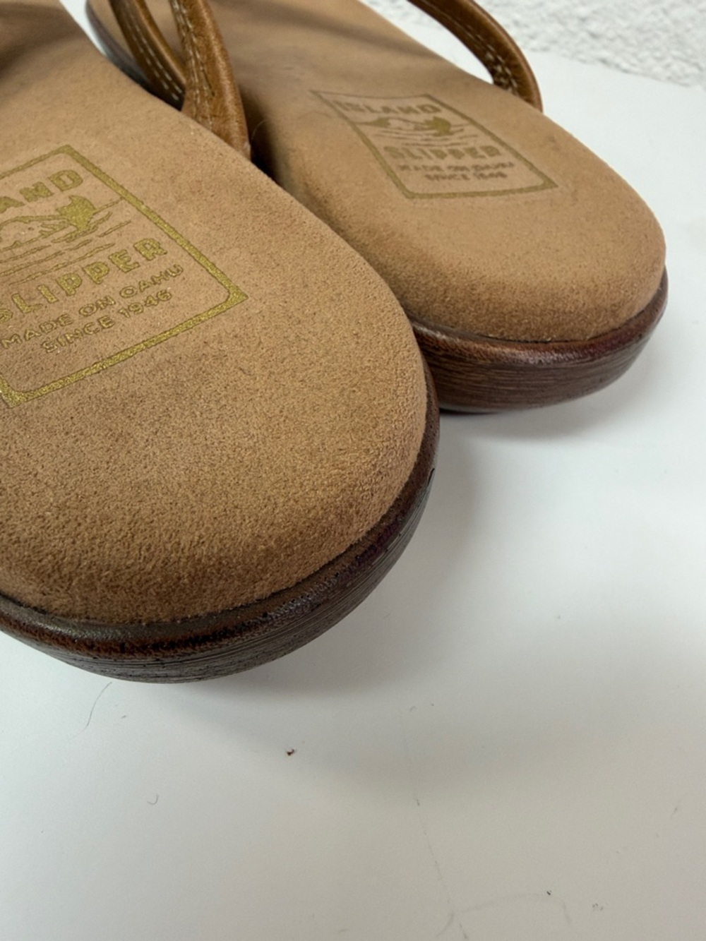 BRAND NEW Island Tan Suede Leather Thong Flip Flop Sandal Gold Hibiscus SIZE 6 - Picture 6 of 8